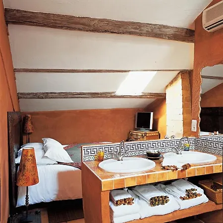 Une Autre Maison Hotel 3*